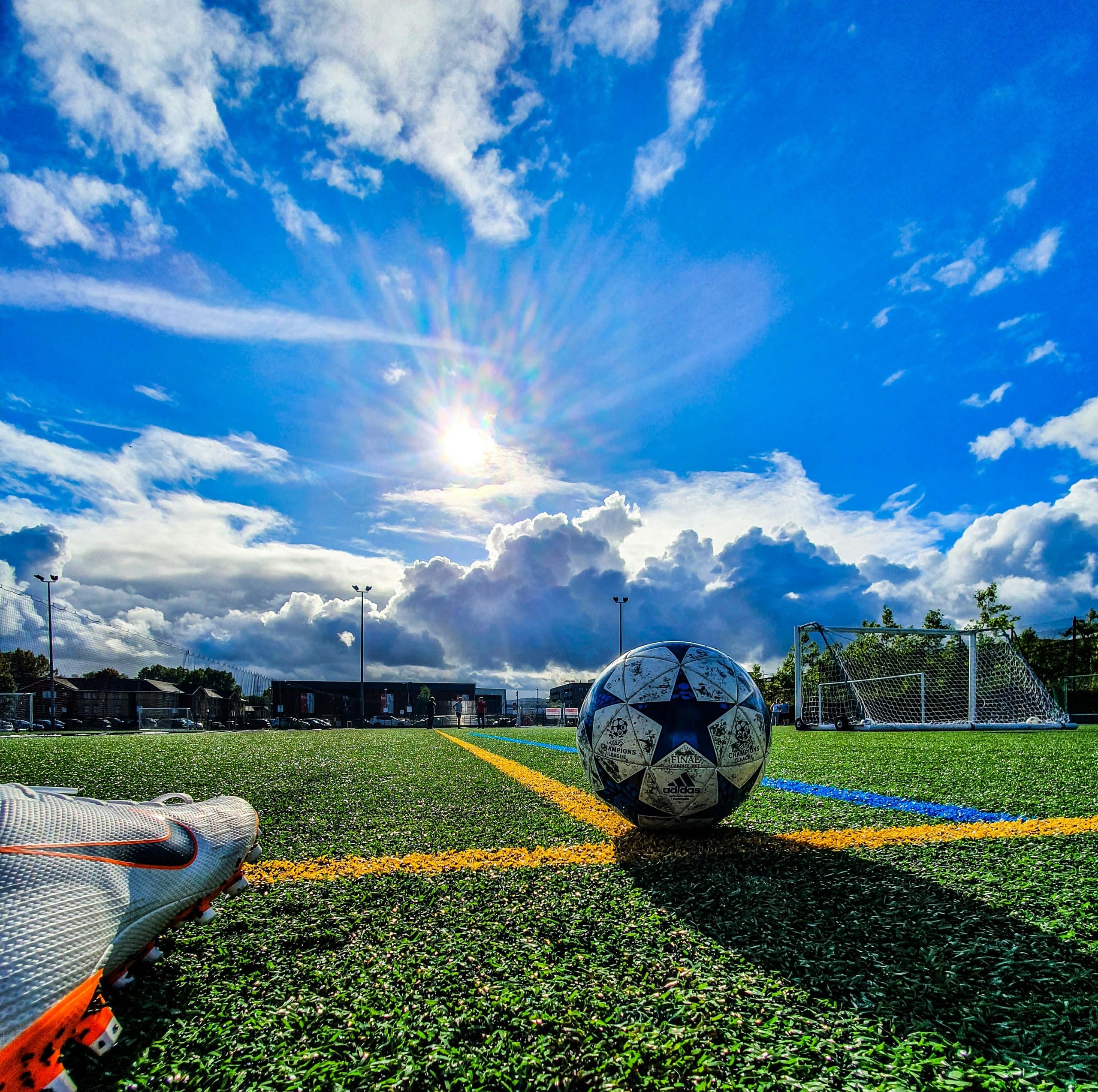 Jugador en cancha de fútbol